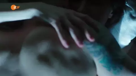 Natalia Belitski Nude - Familie! s01e02 (2016)