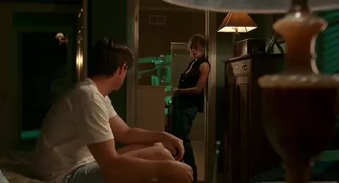 Elisabeth Shue Sexy - The Trigger Effect (1996)