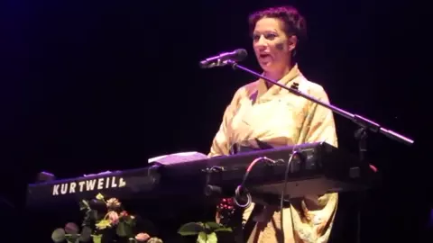 Amanda Palmer naked sings 'Dear Daily Mail' song London Roundhouse