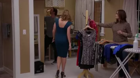 Jenna Fischer hot - Splitting Up Together s01e04 (2018)