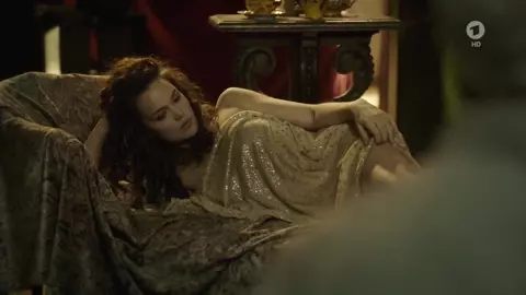Emilia Schüle nude, Alicia von Rittberg naked - Charité S01E01-02 (2017)