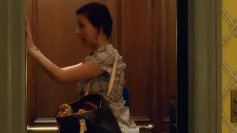 Scarlett Johansson Sexy - The Nanny Diaries (2007)