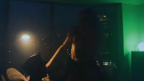 Elizabeth Rease - Easy S01E01 (2016) HD 720 (Sex, Tits, Ass)