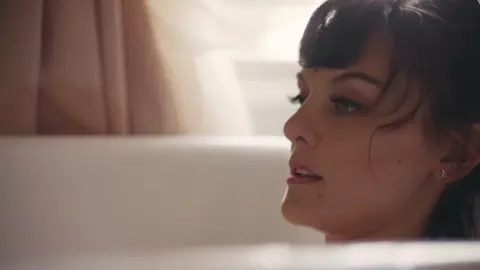 Frankie Shaw Nude - SMILF s01e02 (2017)