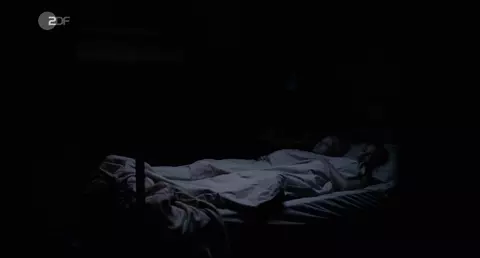 Stephanie Amarell, Emma Drogunova Nude - Die Familie (2017)
