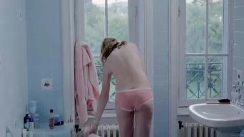 Clara Augarde nude - Un poison violent (2010)