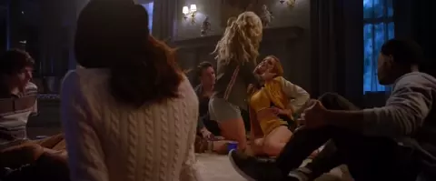 Bella Thorne & Samara Weaving Lesbian Kiss - The Babysitter (2017)