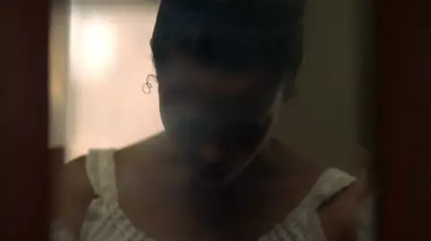 Thandie Newton Sexy - Westworld s01e04 (2016)