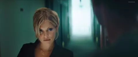 Sienna Miller sexy - Layer Cake (2004)