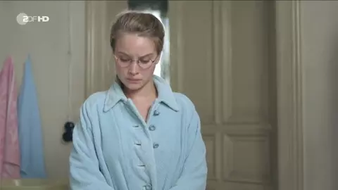 Sonja Gerhardt, Emilia Schüle - Ku'damm 56  (2016)  (Sex, Nude, FF)