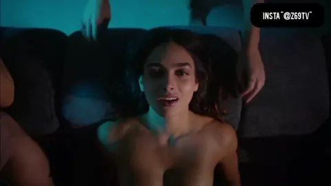 Orgy from Vida Season 2 where everybody licks and bonks till brunette leaves it