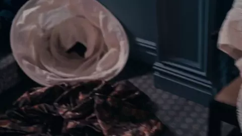 Hailee Steinfeld's sexy lesbian scenes from Dickinson s02e10 (2021)