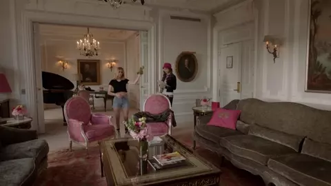 Hot scene >>> Carlson Young - Emily in Paris s01e07 (2020)