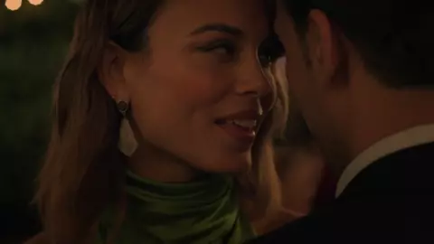 The Baker and the Beauty s01e03 (2020) - Nathalie Kelley tits and ass showcase