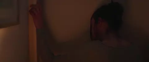 Sarah-Megan Allouch and others trips naked in Ames soeurs (2018)