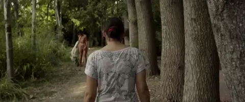 Naked Iride Mockert shows bush in Los Decentes (2016)