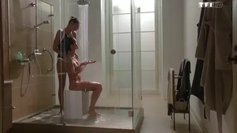 Jennifer Lauret Nude - Une Famille Formidable s12e04 (2015)