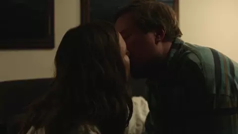 Lindsay Burdge Nude - Easy s02e02 (2017)