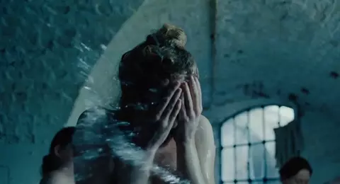 Emma Stone nude - The Favourite (2018)