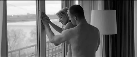 Suzan Erentok nude - Toro (2015)