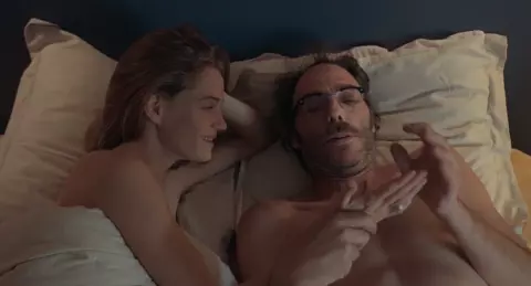 Romane Bohringer nude - L'amour flou (2018)