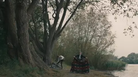 Nina Gummich, Alicia von Rittberg nude - Lotte am Bauhaus (2019)