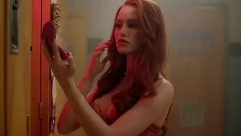 Madelaine Petsch Sexy - Riverdale s02e02 (2017)