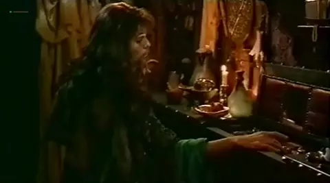Izabella Scorupco nude, Erika Hoghede nude – Petri tarar (1995)