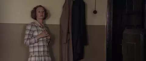 Alba August nude - Unga Astrid (2018)