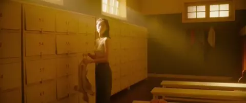 Caiyu Yang, Elane Zhong nude - Fang hua (2017)
