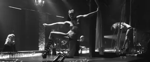 Malgorzata Krukowska, Elzbieta Lojszczyk nude - Pomiedzy słowami (2017)