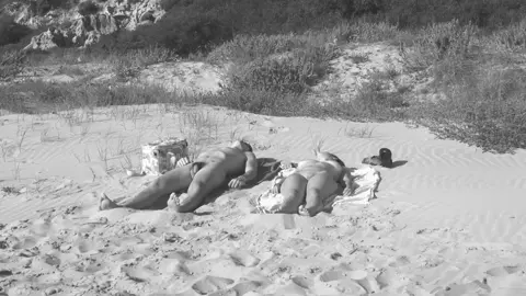Inmaculada Moral, Alicia Fernandez nude - El nudista (2015)