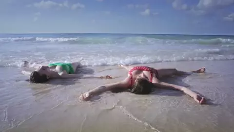 Alexa-Jeanne Dube nude - Cuba merci, gracias (2019)