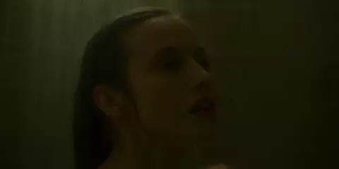 Lou de Laage nude - Blanche comme neige (2019)