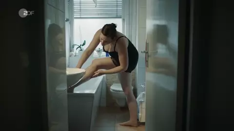 Anne Weinknecht nude - Kommissarin Heller s01e09 (2019)