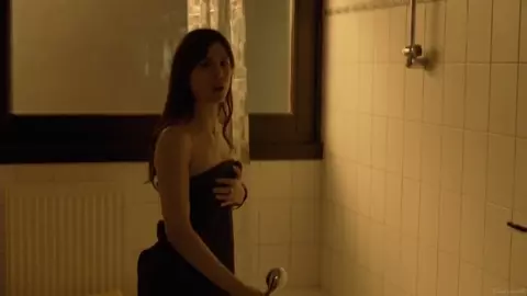 Aylin Tezel nude - Die Informantin (2016)