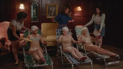 Rachel Brosnahan, Kyla Walker - The Marvelous Mrs Maisel (2017) s01e01