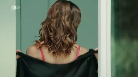 Nude Svenja Jung - Die Chefin s10e05 (2019)