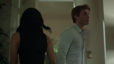 Nude Lili Reinhart – Riverdale s01e13 (2017)
