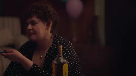 Nude Kathryn Hahn, Katie Kershaw – Mrs. Fletcher s01e07 (2019)