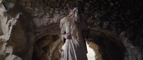 Nude Camille Lou - Le Bazar de la charit s01e03 (2019)