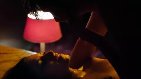 Nude Almila Bagriacik - Nur eine Frau (2019)