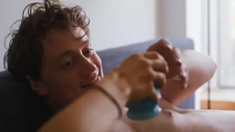 Nude Paula Knupling, Tala Gouveia - Heute oder morgen (2019)
