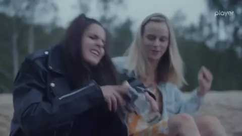 Nude Agata Turkot, Grazyna Sobocinska - Motyw s01e02 (2019)