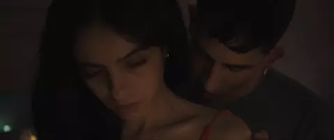 Nude Hafsia Herzi - Tu merites un amour (2019)