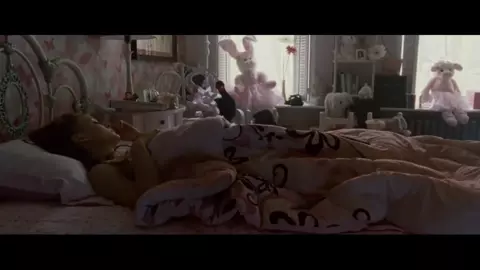 Horny Jewish MILF Natalie Portman kisses choreographer and masturbates in Black Swan