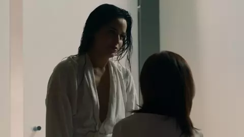 Alicia Jaziz nude video - Lesbian Scenes in Ingobernable