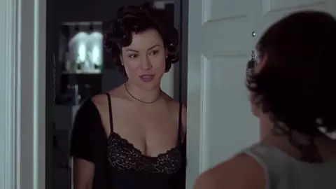 It takes less than minute for Jennifer Tilly to entice Gina Gershon in Bound (1996)
